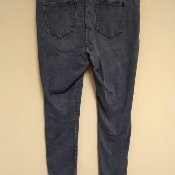 Slimming Gloria Vanderbilt Stretch Jeans - Picture 12 of 15